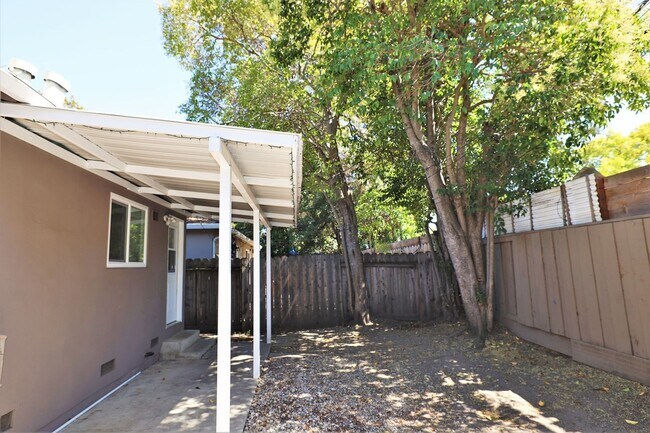 Building Photo - Beautifully updated 2 bed/1 bath Duplex in Redwood City with yard Available NOW!