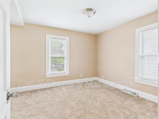 Building Photo - 84 E Mapledale Ave