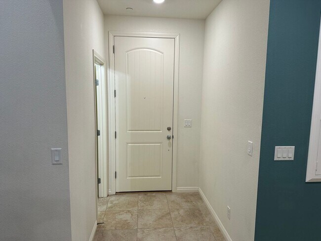 Building Photo - 2983 Duverney Ave