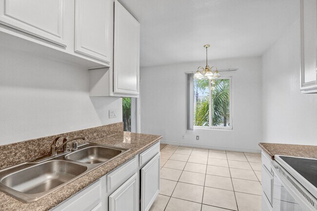 Building Photo - Upstairs 1 Bedroom Condo w/ Parking - Fresh Paint & Carpet!