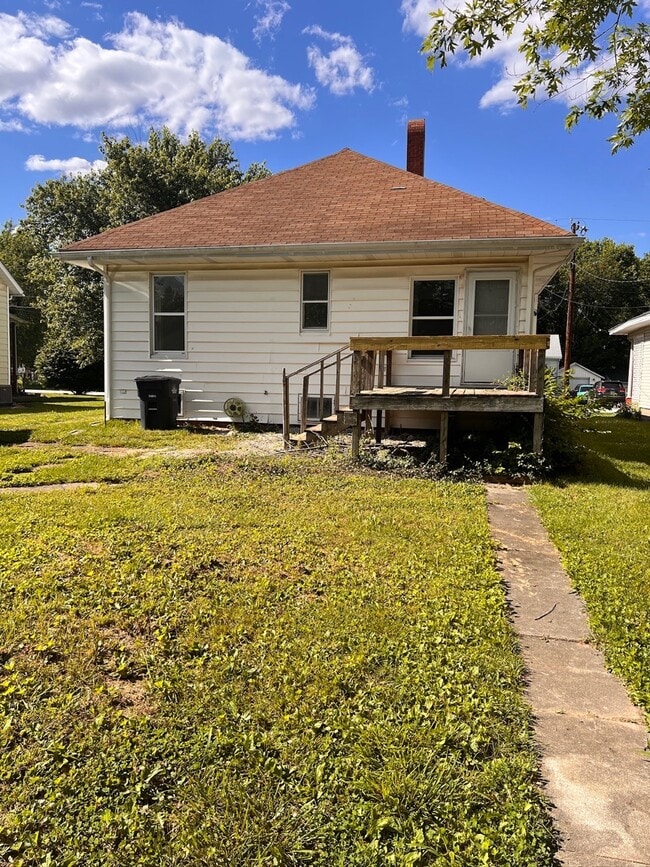 Building Photo - 307 E Elm St