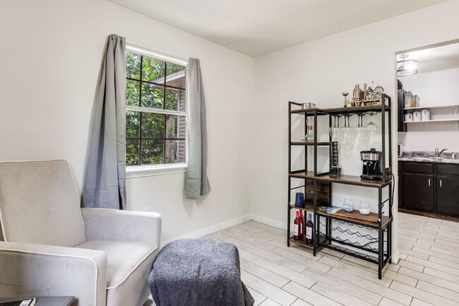 Building Photo - Move-in ready 3-bedroom, 1-bath cottage