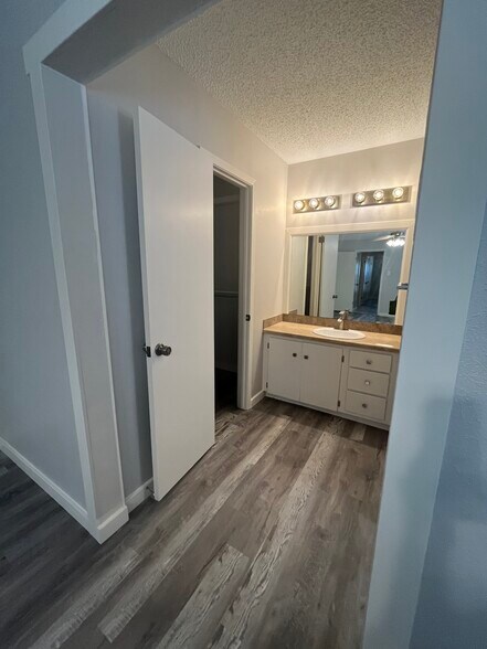 Master dressing area - 6160 Denis Ln