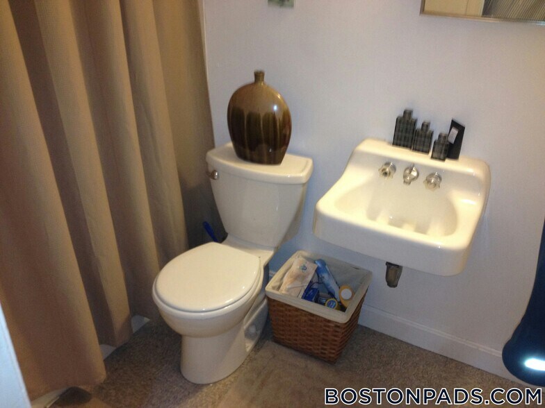 Building Photo - 272 Newbury St