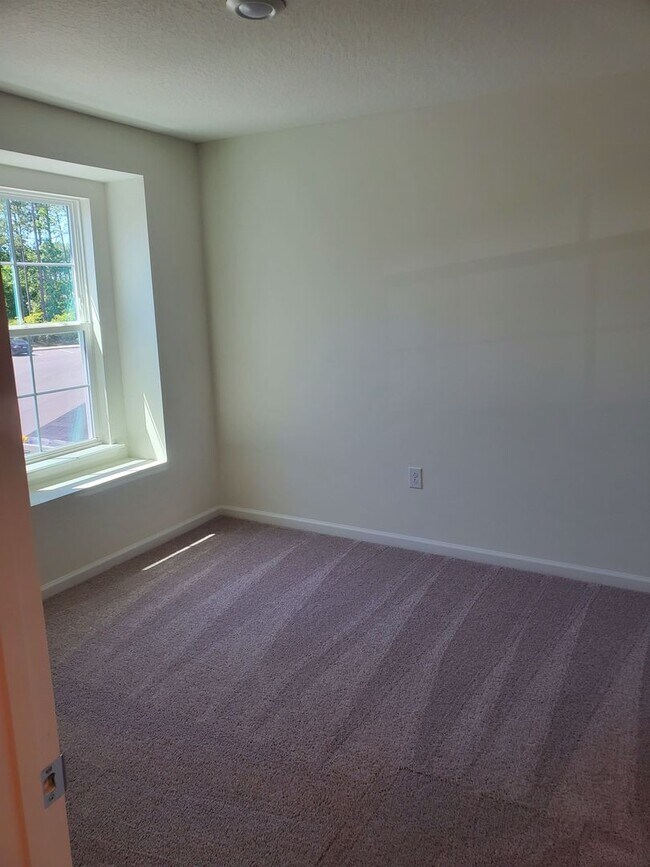 Building Photo - 3 BEDROOM 2.5 BATH TOWNHOME