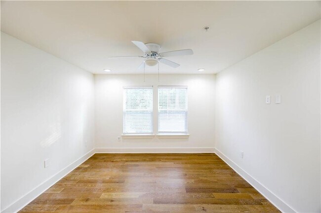 Building Photo - 8 Bedrooms 8 Baths Pre-leasing Now for 2027/2028!!!!