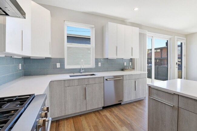 Building Photo - $5,640.95, $300 off the first month's rent, 4 Beds - 5 Bath, Townhouse in Denver with Office!