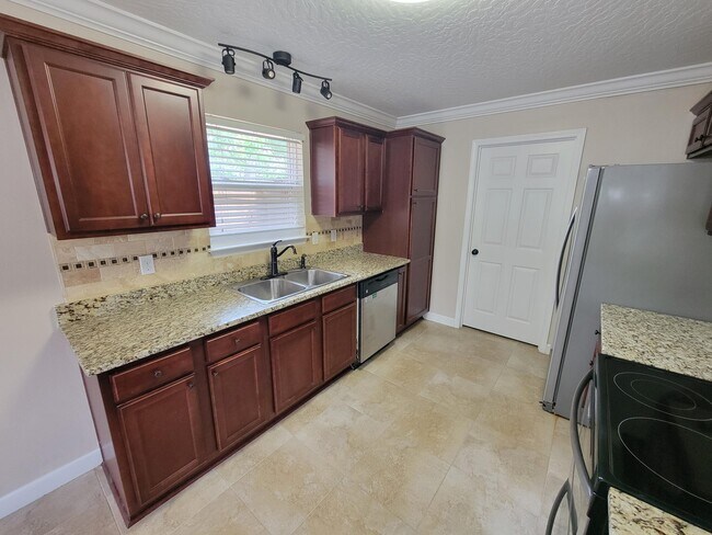 Building Photo - 712 Hazel Dr