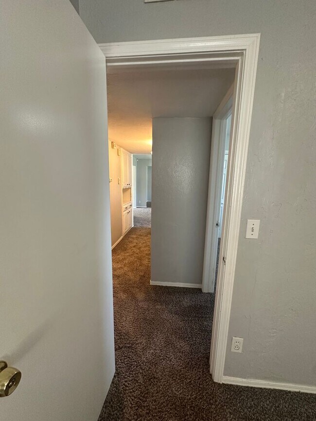 Building Photo - 4844 Woodview Dr