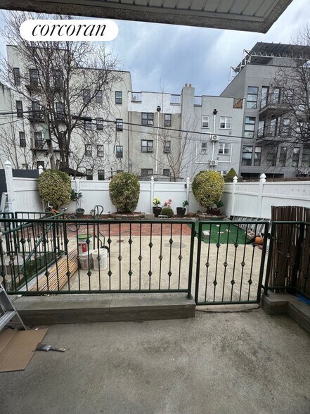 Building Photo - 501 Midwood St