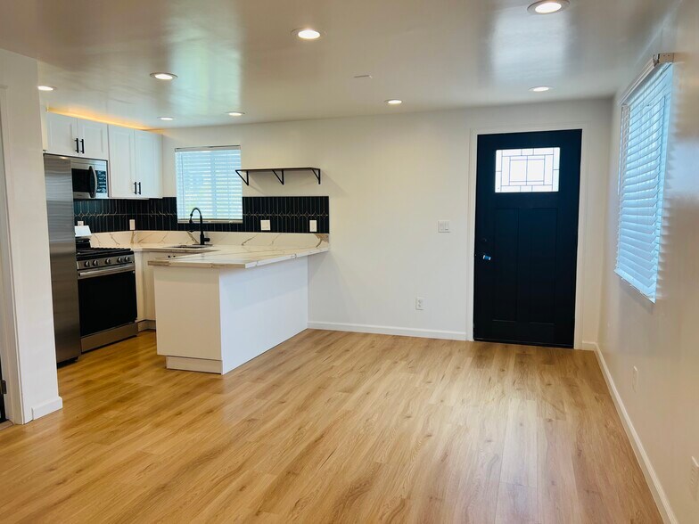 Building Photo - 1553 W 106th St