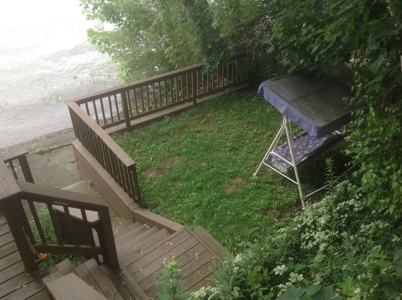 Building Photo - 5077 W Lake Rd