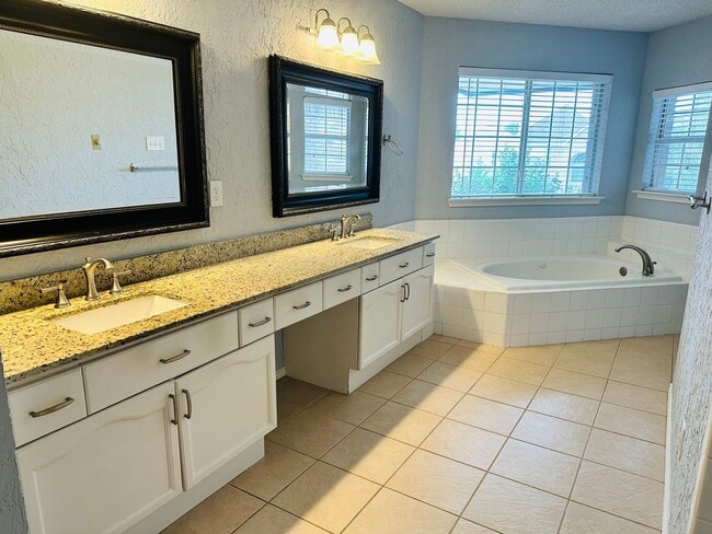 Building Photo - Beautiful Home in Great N Dallas Location