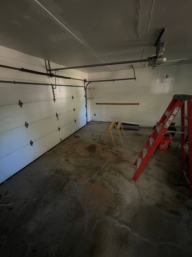 Building Photo - 1685 Lochcrest Dr