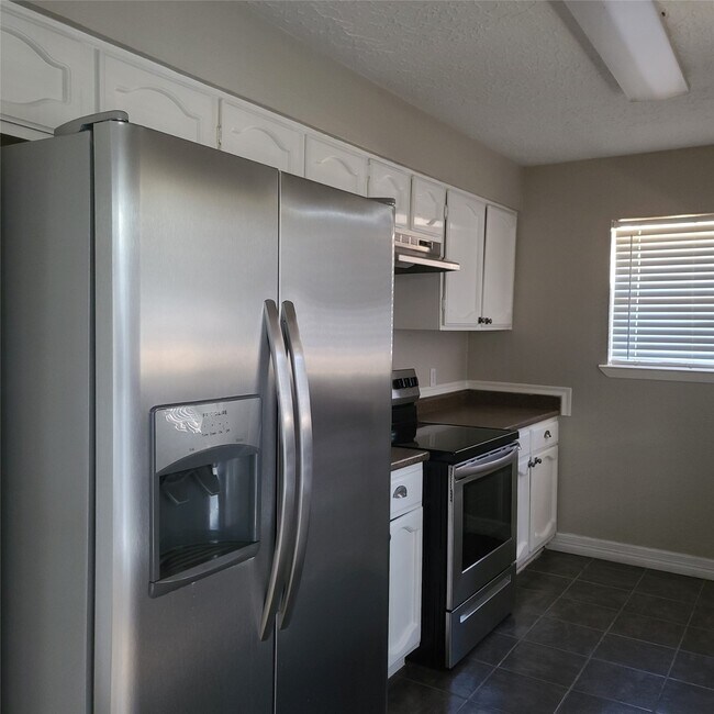 Building Photo - 3811 Nutwood Ln