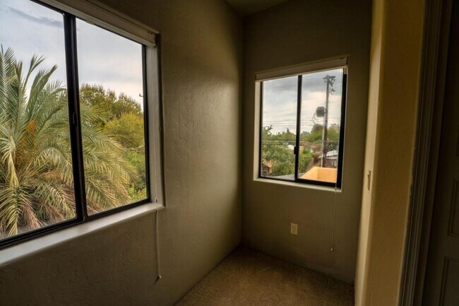 Building Photo - 2010 E 1st St