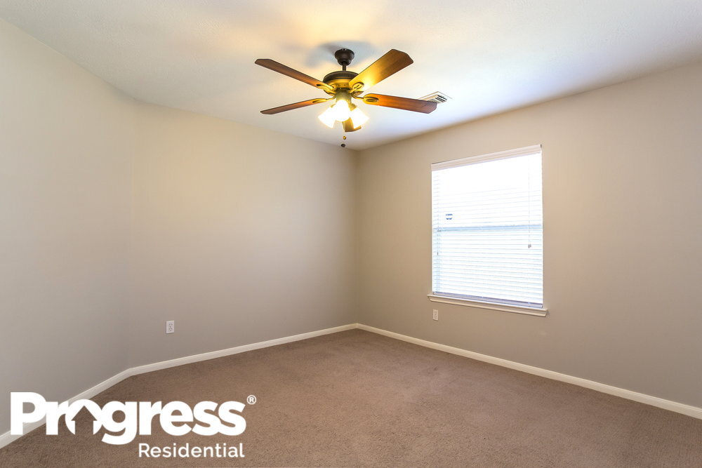 Building Photo - 2447 Halstead Dr
