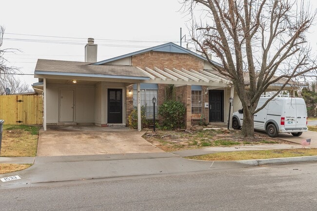 Building Photo - 2 Bed | 1.5 Bath East Tulsa with Spacious Back yard!