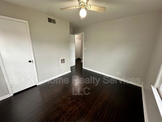 Building Photo - 3117 N Lindsay Ave