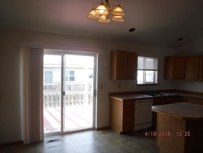 Building Photo - 3 Bedroom Home- Close to Parks and Schools!!- Dog Negotiable!!