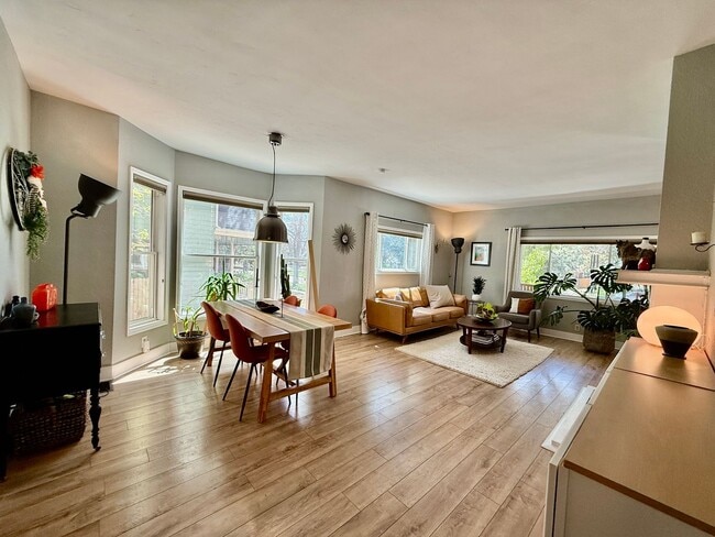 Building Photo - Distinguished 4 bed, 2 bath Bungalow in the Old North End