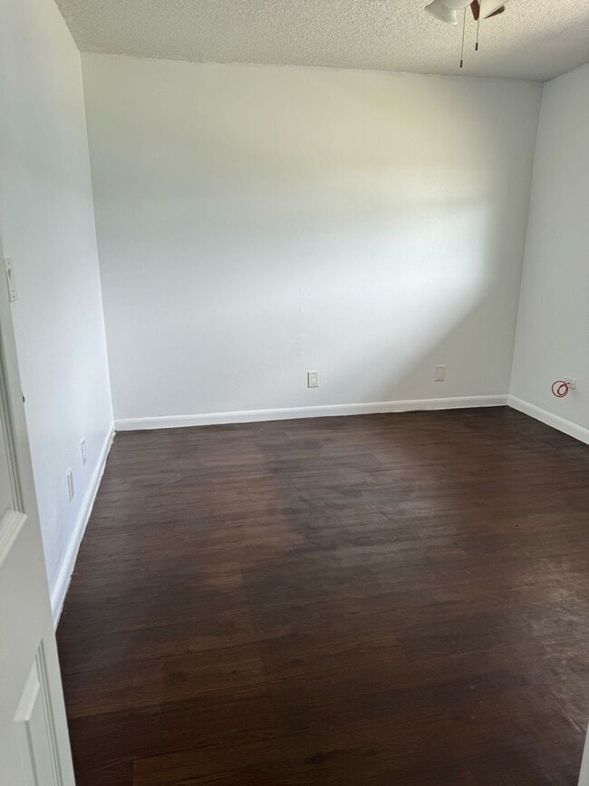 Building Photo - $1750 2 Bedroom 1 Bath ~*~ June Free! (Hab...