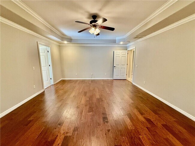 Building Photo - 305 Meadows Ct