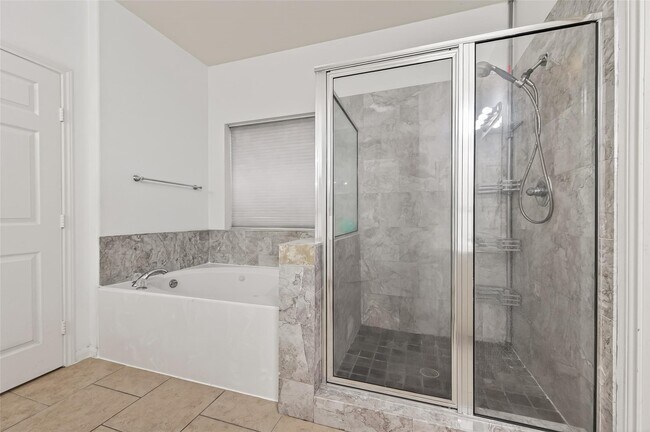 Building Photo - 14914 W Bend Dr