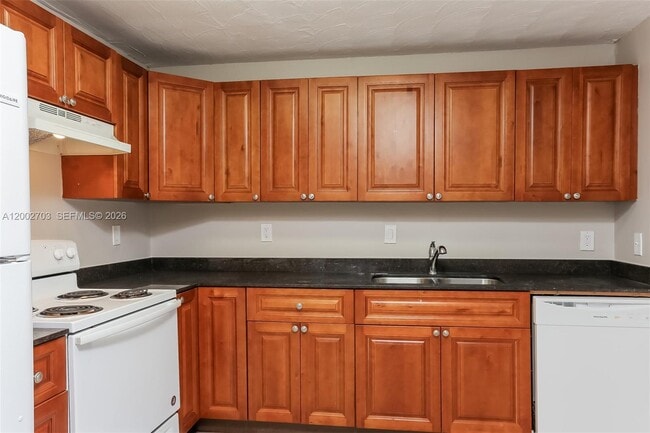 Building Photo - 1425 NE 29th St