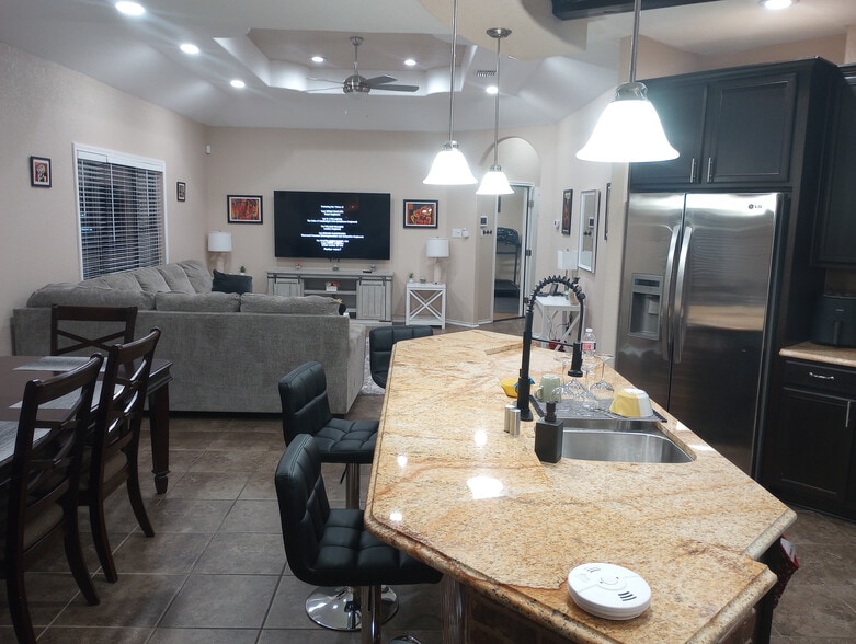 Building Photo - Room in House on Arabian King