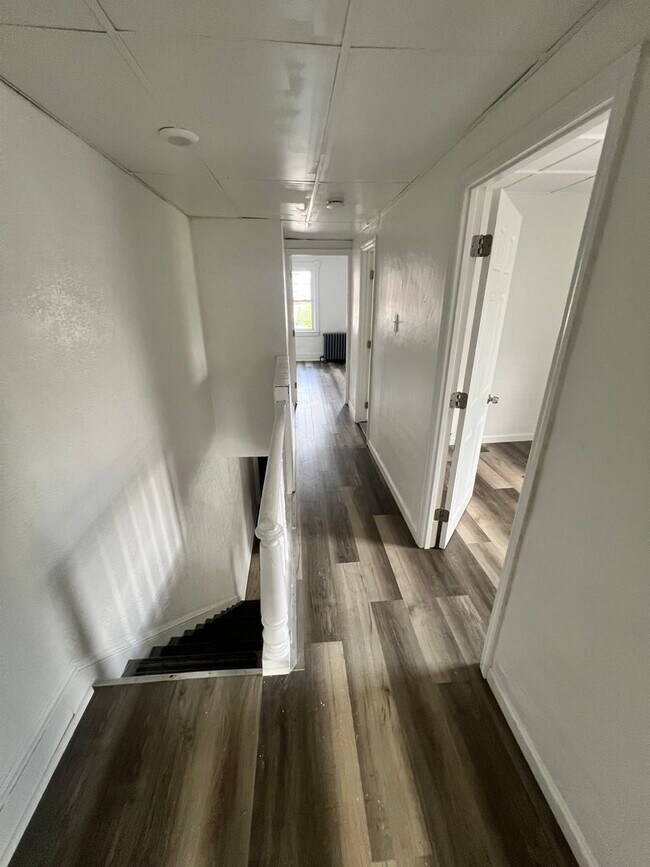 Building Photo - 4 bed 1 bath NEW RENO