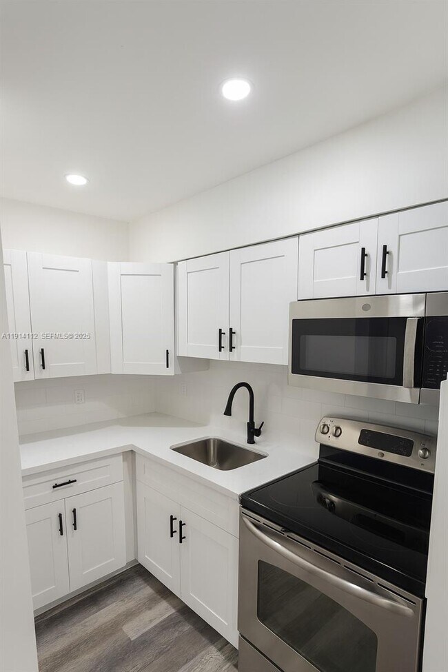 Building Photo - 417 NW 2nd Ave