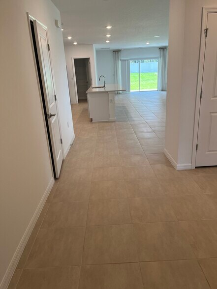 Building Photo - 2068 Rosewood Cir