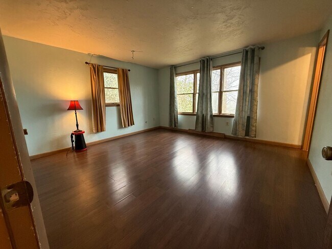 Building Photo - Private and Serene Beauty