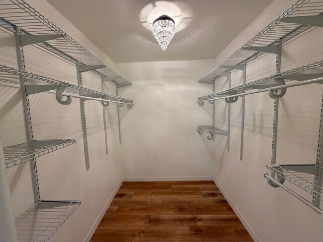 Building Photo - Highly sought after 2/2 in Gulf Gate