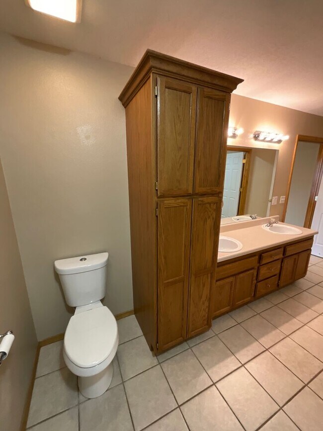 Building Photo - Beautiful Home on Private Setting