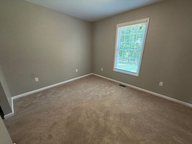 Building Photo - Beautiful Three Bedroom, Two and a half Bath home available in River Wood of Fairlawn