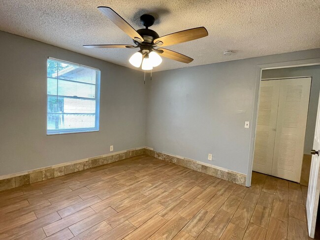 Building Photo - Sunny Lakes