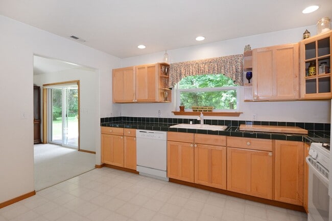 Building Photo - Spacious Custom home on 7.7 Acres ****COMI...