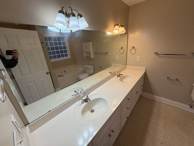 Building Photo - 3 Bedroom with 2 Full Baths and Large Yard