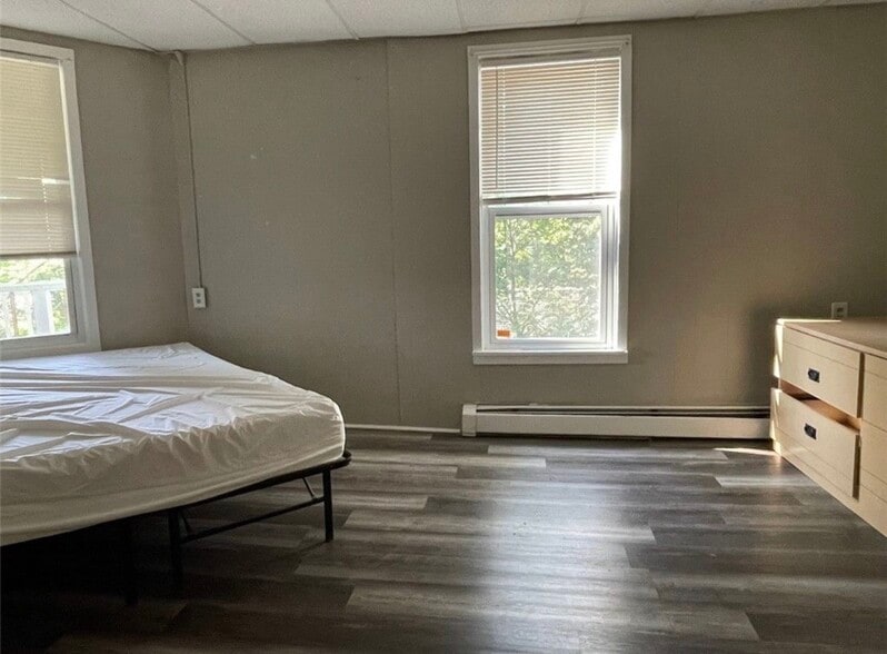 Building Photo - 107 Elm St