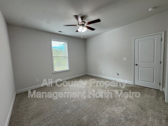 Building Photo - 7870 Tiberon Pkwy