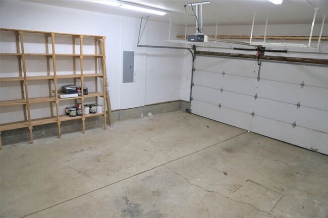 Building Photo - 3 bed 2 bath Big Garden, Close to park and...