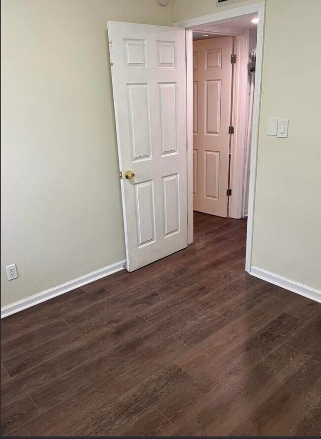 Building Photo - 22641 Albion Ave