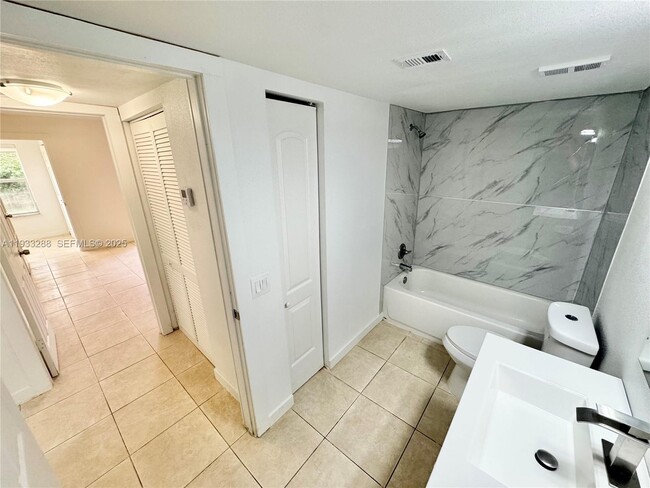 Building Photo - 643 Vista Isles Dr