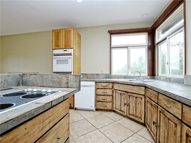 Building Photo - 605 Echo Dr