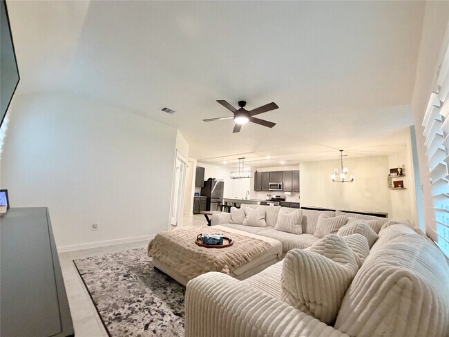 Building Photo - 4724 Peony Grn Dr