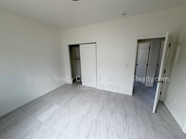 Building Photo - 4509 S 7th Ave