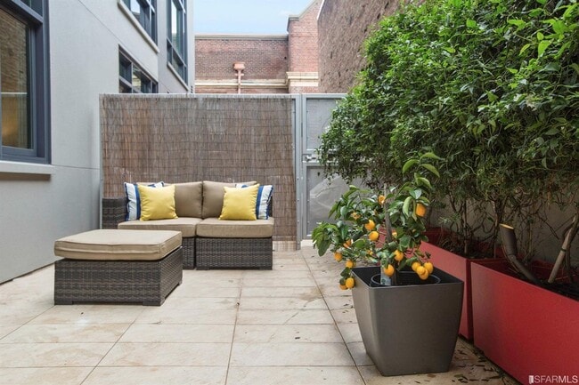 Building Photo - Spacious Centrally Located 1 bed + Den/ 1....
