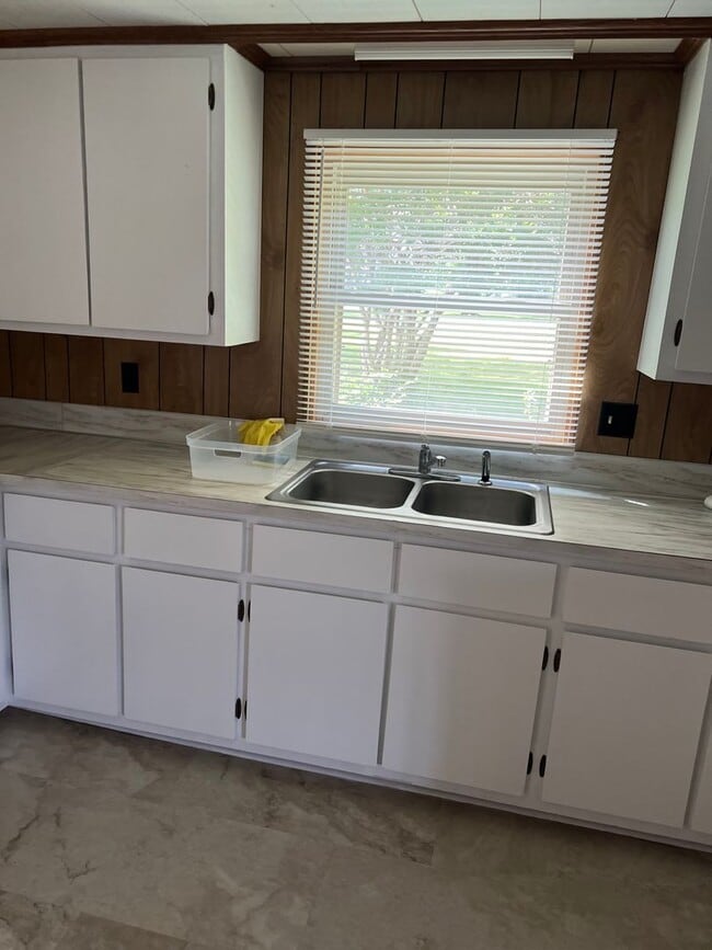 Building Photo - Farm house with 3 bedrooms, 1 1/2 baths